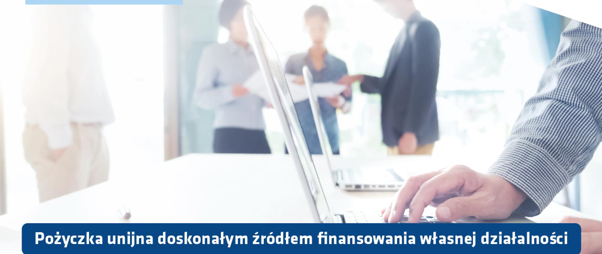 2 otwarte laptopy na białym stole, w tle stoi 3 ludzi, logotypy Funduszy Europejskich i WARP, napis Pożyczka unijna doskonałym źródłem finansowania własnej działalności, wszystko w kolorystyce biało-niebieskiej