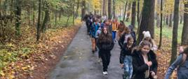 dzieci idą przez park alejką