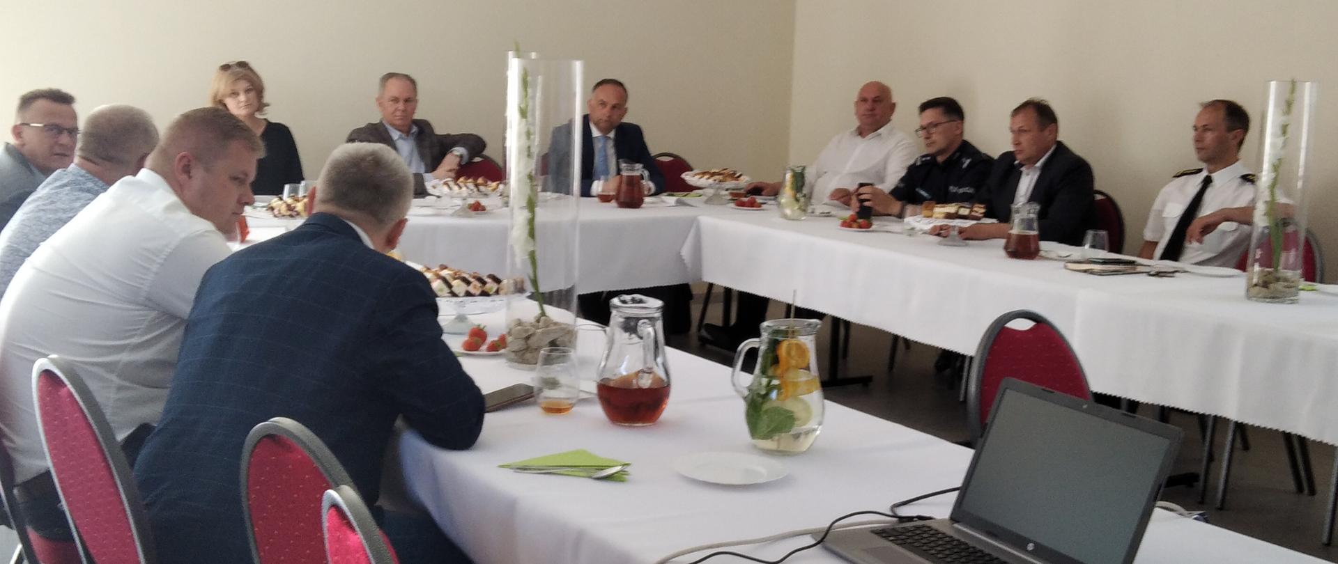 Wójtowie siedzący przy stole na KWPS w Gminie Mokobody