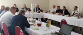 Wójtowie siedzący przy stole na KWPS w Gminie Mokobody
