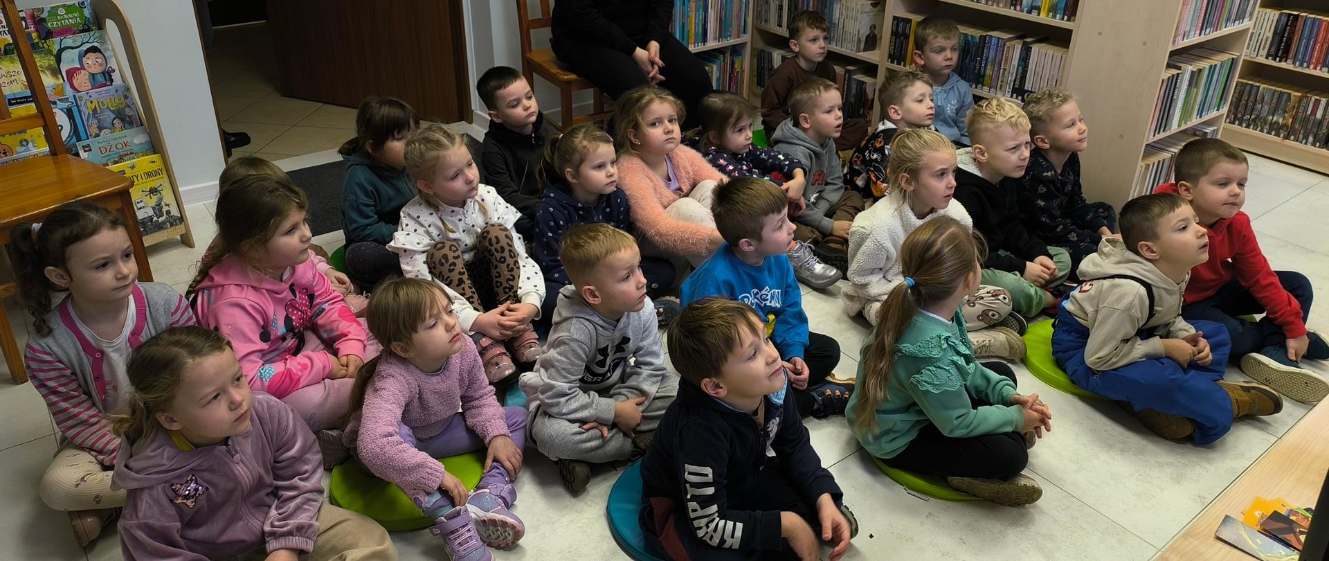 Dzieci z wizytą w bibliotece