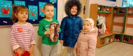 4 dzieci , 1 chłopczyk z puszką WOŚP