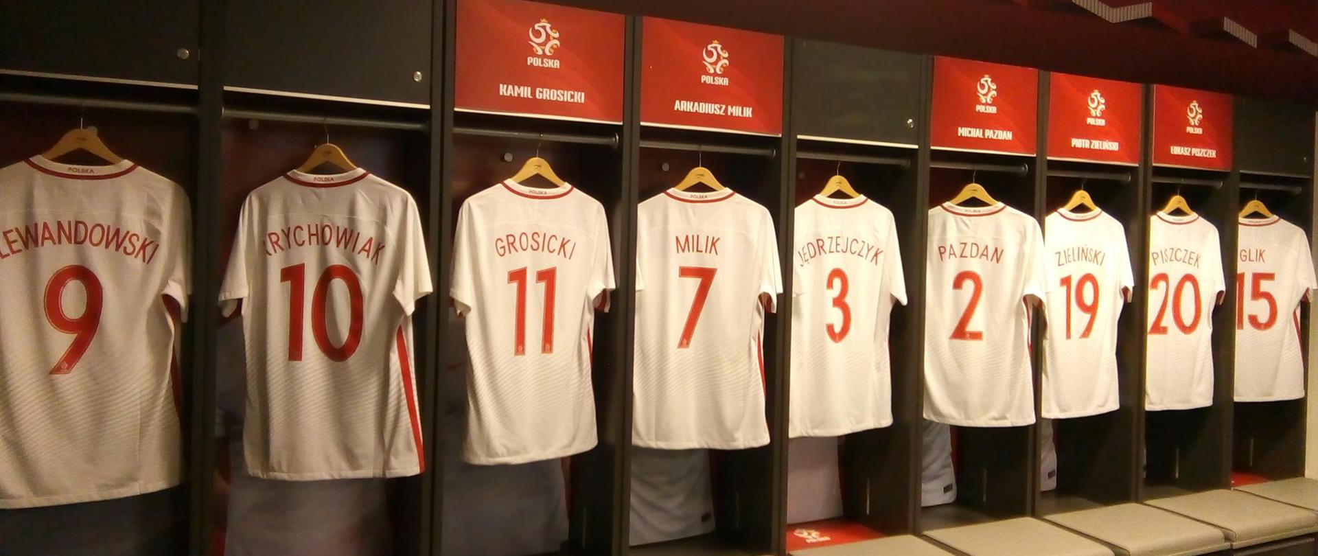 grupa uczniów na stadionie narodowym