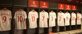 grupa uczniów na stadionie narodowym