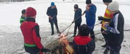 Wspólne pieczenie kiełbasek