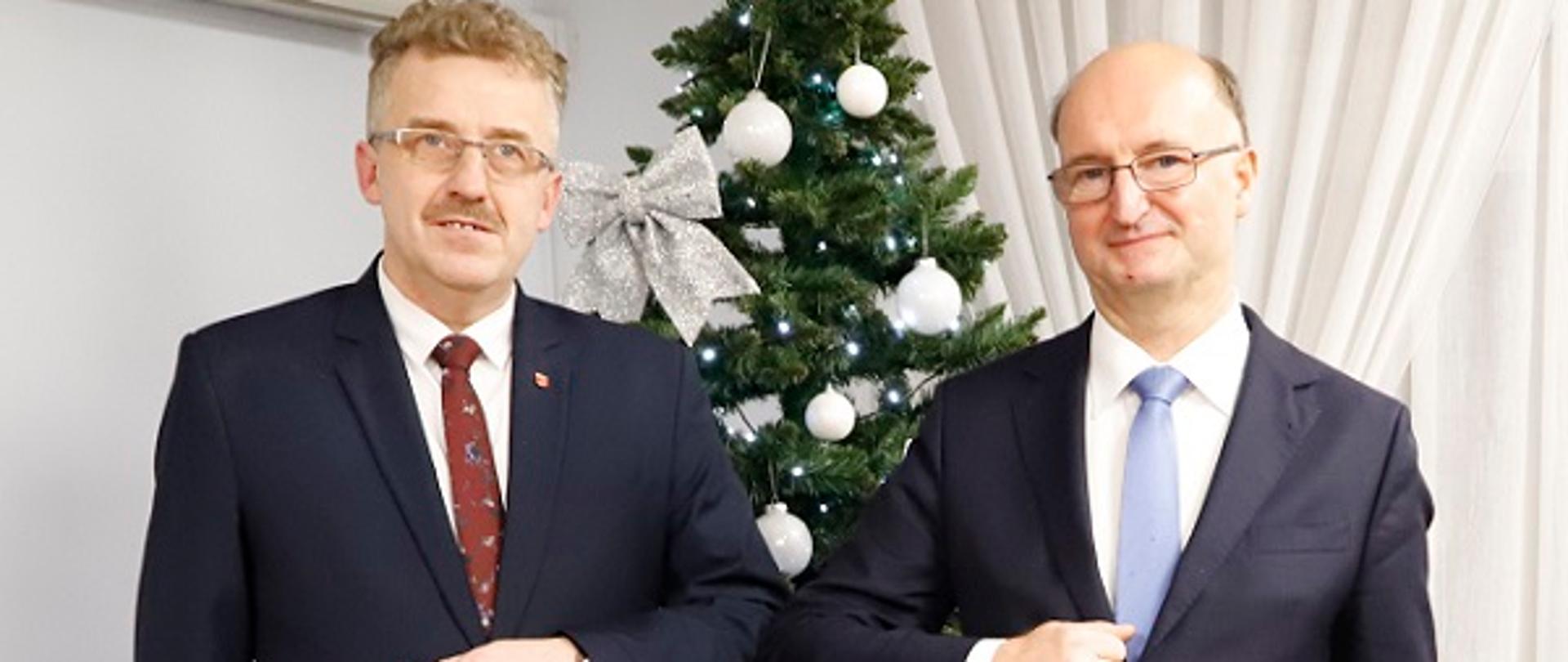 Minister Piotr Wawrzyk i starosta Grzegorz Piec