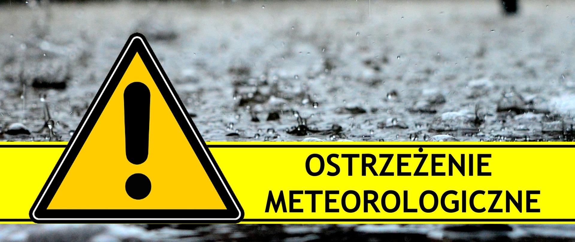 Ostrzeżenie meteorologiczne na żółtym pasku a w tle krople spadającego deszczu