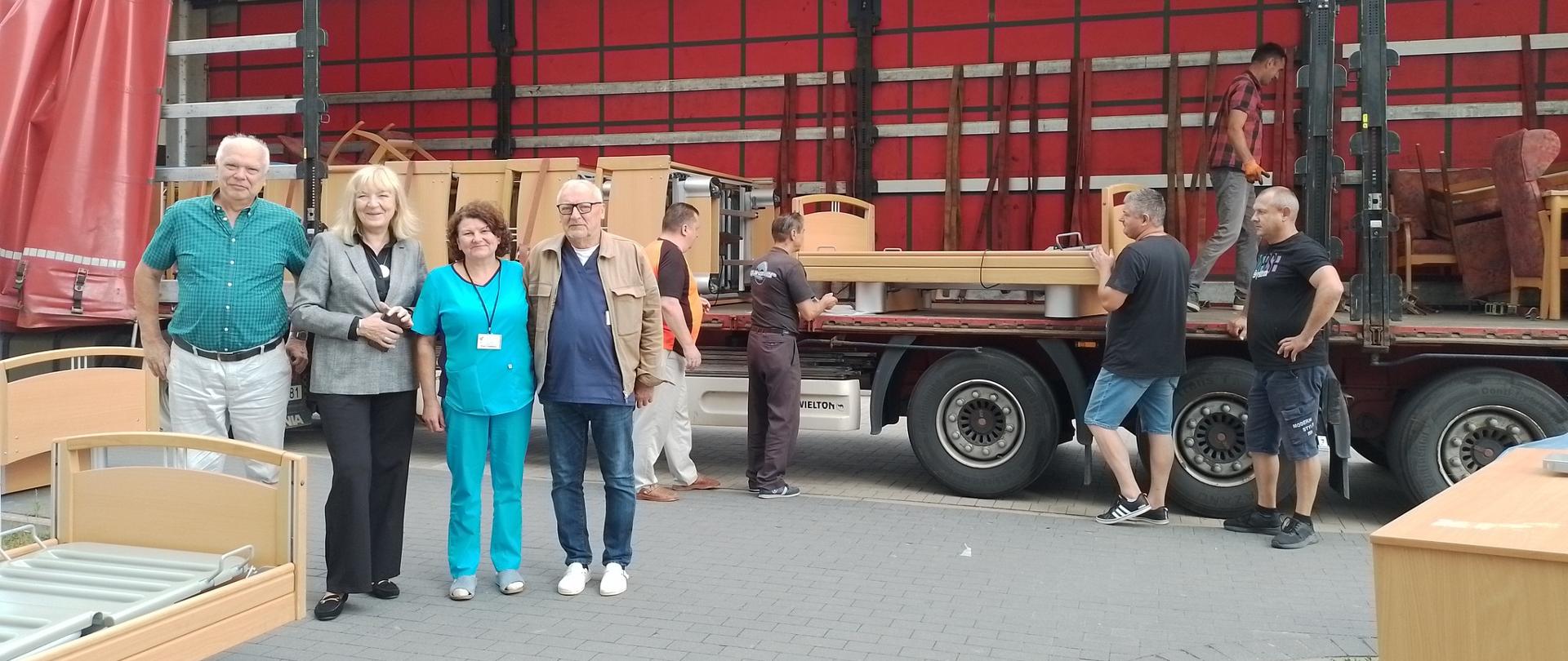 Transport darów przed budynkiem szpitala przy ul. Korczaka 23 w Łapach
