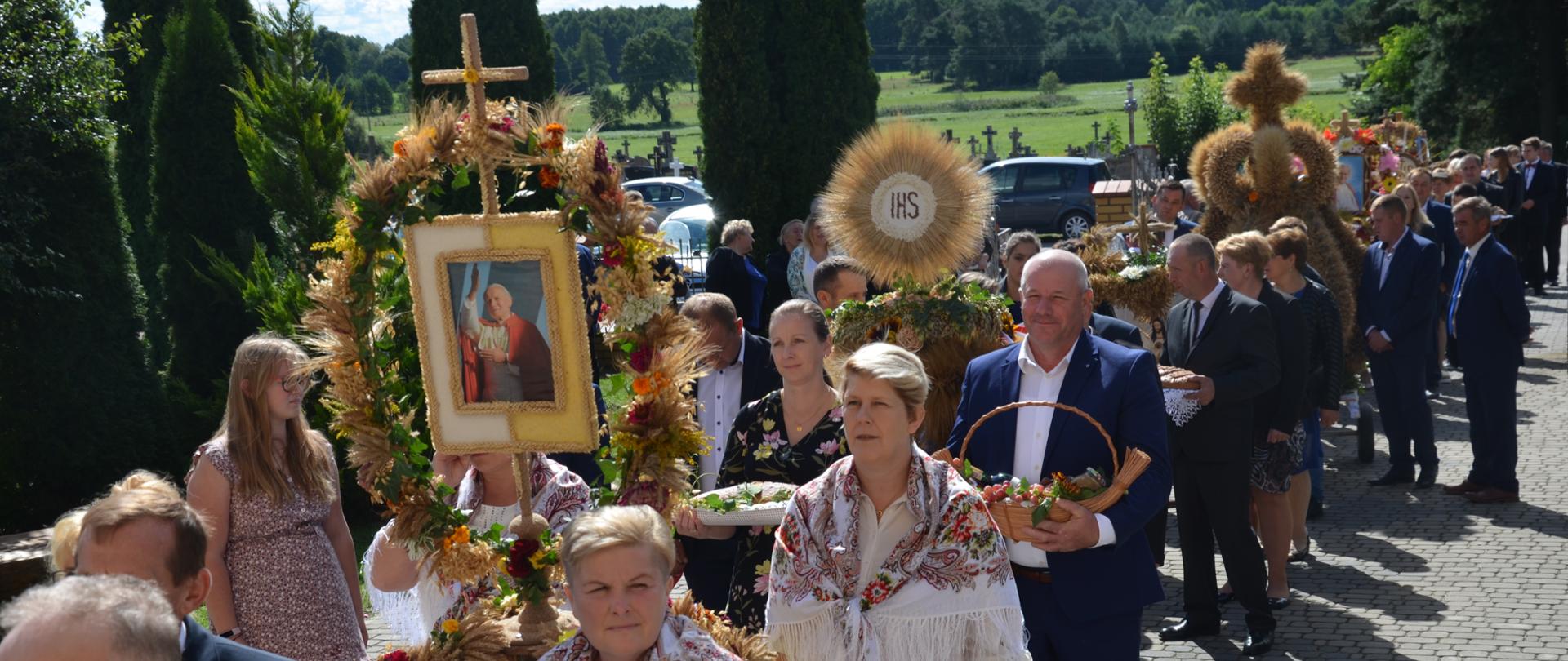 Delegacje z wieńcami