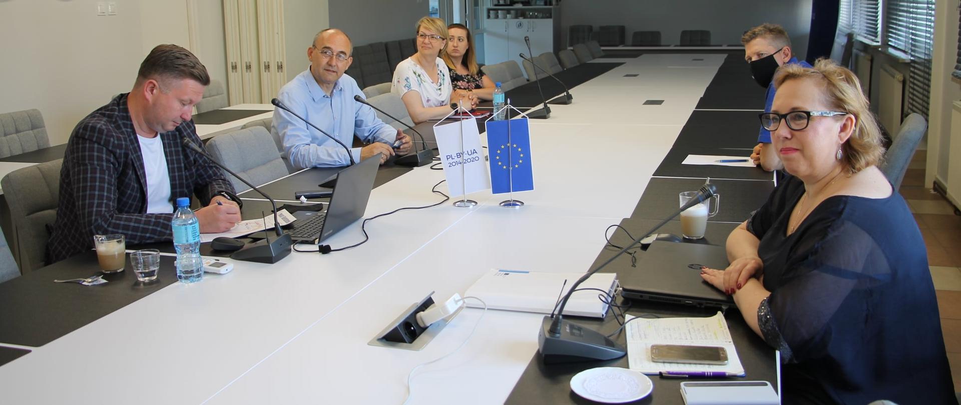 Warsztaty na sali konferencyjnej starostwa