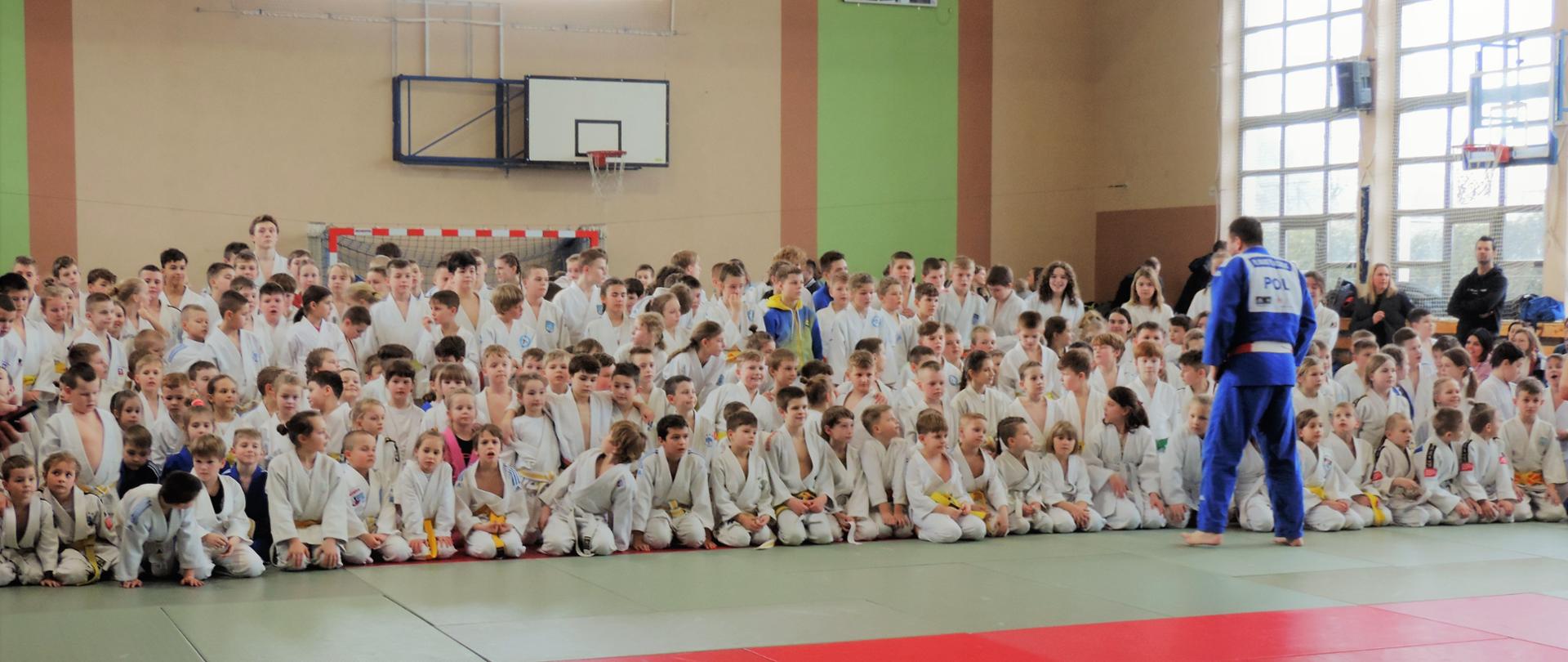 Na zdjęciu widać młodzież i dzieci biorące udział w turnieju.