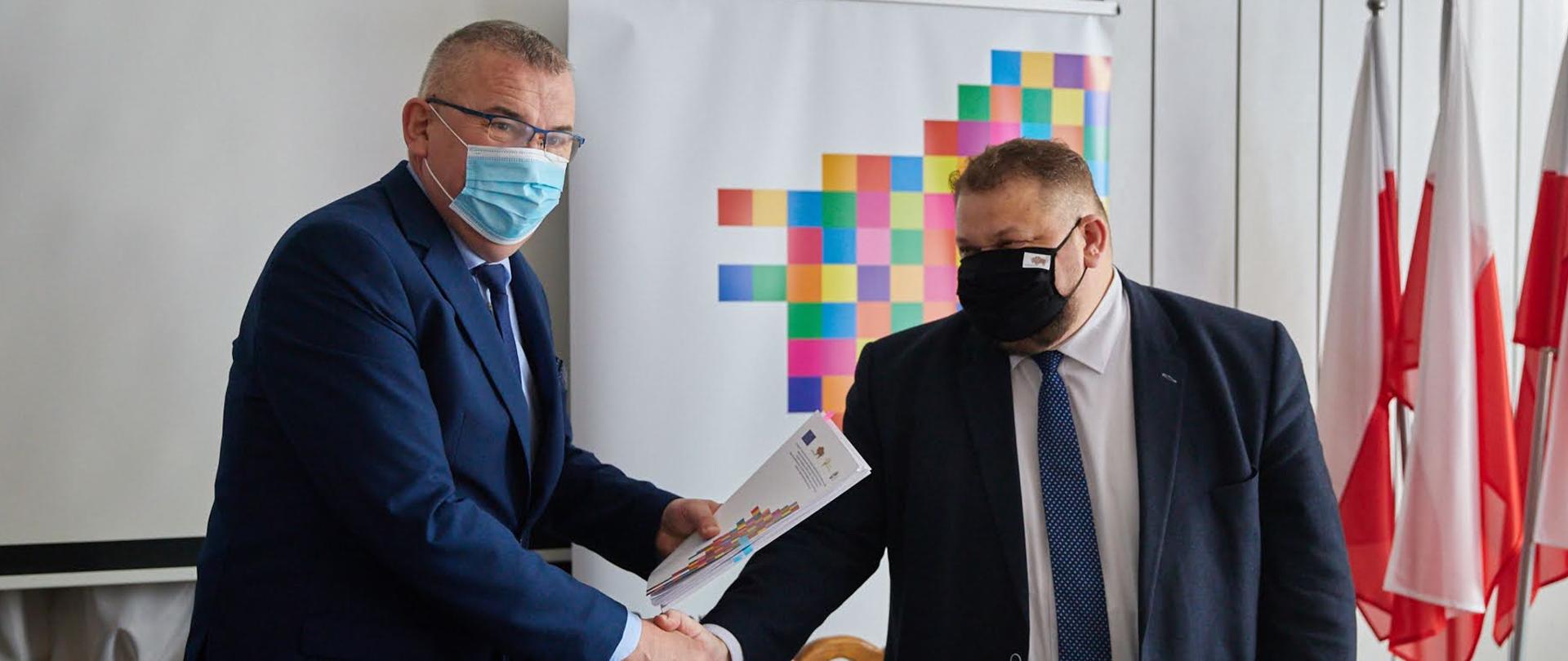 Wójt Andrzej Jankowski wraz z Wicemarszałkiem Stanisławem Derehajło podczas uścisku dłoni