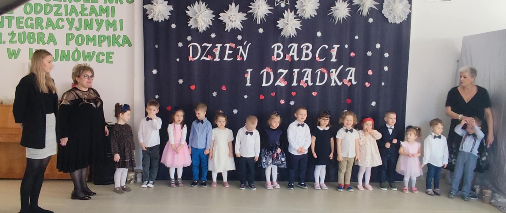 Dzieci wraz z nauczycielkami w trakcie występu