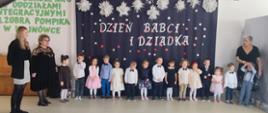Dzieci wraz z nauczycielkami w trakcie występu