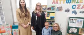 Nagrodzone dzieci - uczestnicy konkursu pozują do zdjęcia wraz Dyrekcją i nauczycielami