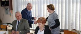 Starosta Hajnowski wręcza nominację członkom Powiatowej Społecznej Rady 
