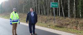 Dyrektor Zarządu Dróg Powiatowych, radny wojewódzki Mikołaj Janowski i przedstawiciel Wykonawcy podczas odbioru odcinka drogi przy znaku "Klejniki"