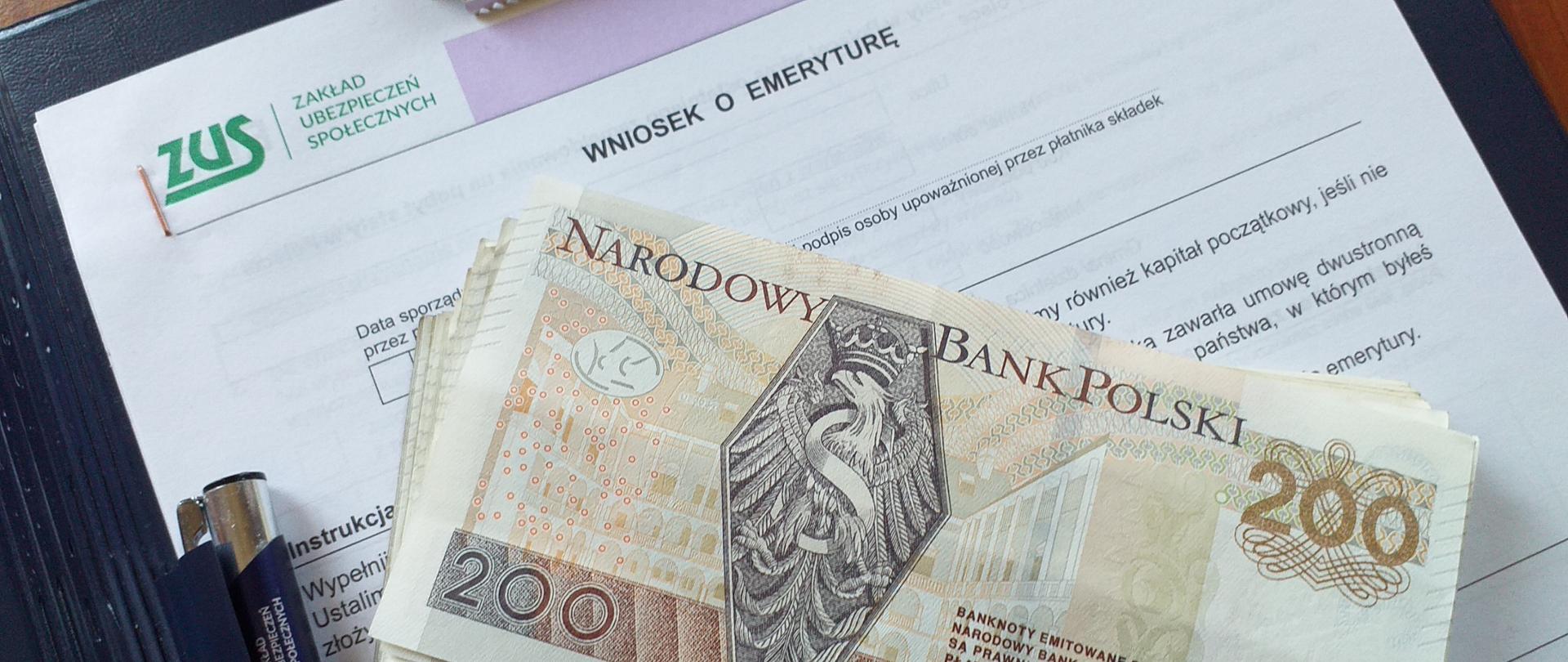 grafika przedstawia banknoty i zielony logotyp Zakładu Ubezpieczeń Społecznych