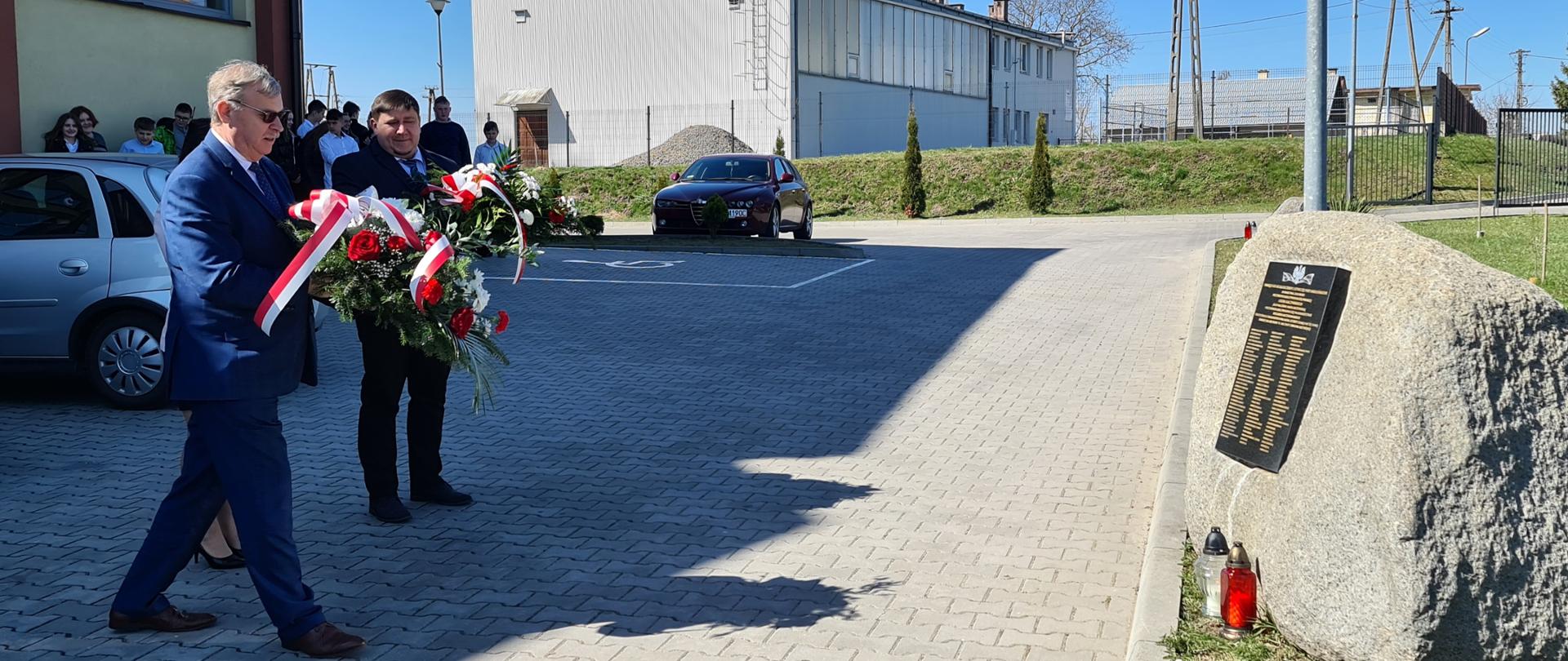 PAMIĘCI OFIAR ZBRODNI KATYŃSKIEJ W SZKOLE PODSTAWOWEJ IM. PREZYDENTA RP LECHA KACZYŃSKIEGO W CHŁOPICACH