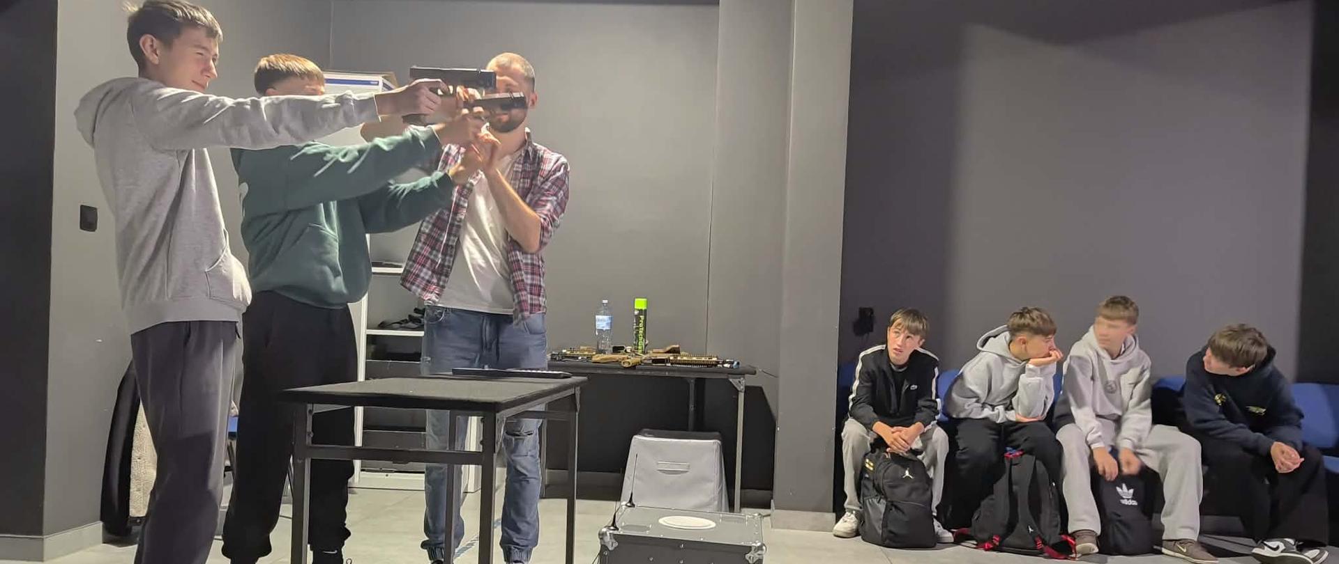 Uczniowie klas 8 na strzelnicy laserowej w ramach lekcji edukacja dla bezpieczeństwa