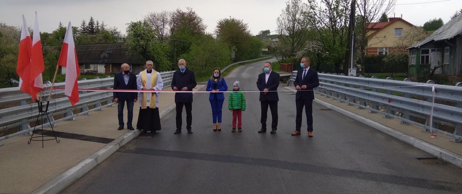 Oddanie do użytku dwóch nowych mostów na potoku Bednarka w miejscowości Cieklin
