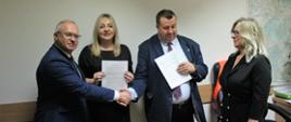 Symboliczne uściśnięcie rąk na znak podpisania umowy