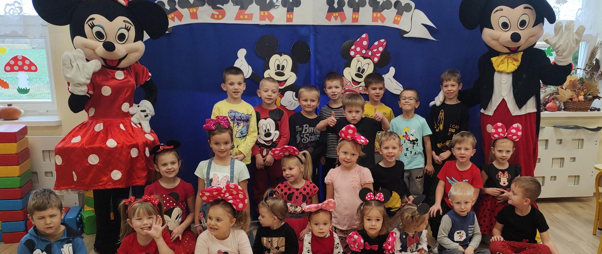 Pamiątkowe zdjęcie przedszkolaków z Myszką Miki i Minnie.