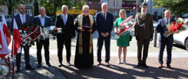 od lewej Przewodniczący Rady Miasta Zambrów, Wójt Gminy Zambrów, Burmistrz Miasta Zambrów, proboszcz parafii pw. Trójcy Przenajświętszej w Zambrowie, Senator RP wraz z pracownikiem, reprezentant Jednostki Wojskowej w Czerwonym Borze 1. Dywizji Piechoty Legionów oraz Wicestarosta Zambrowski