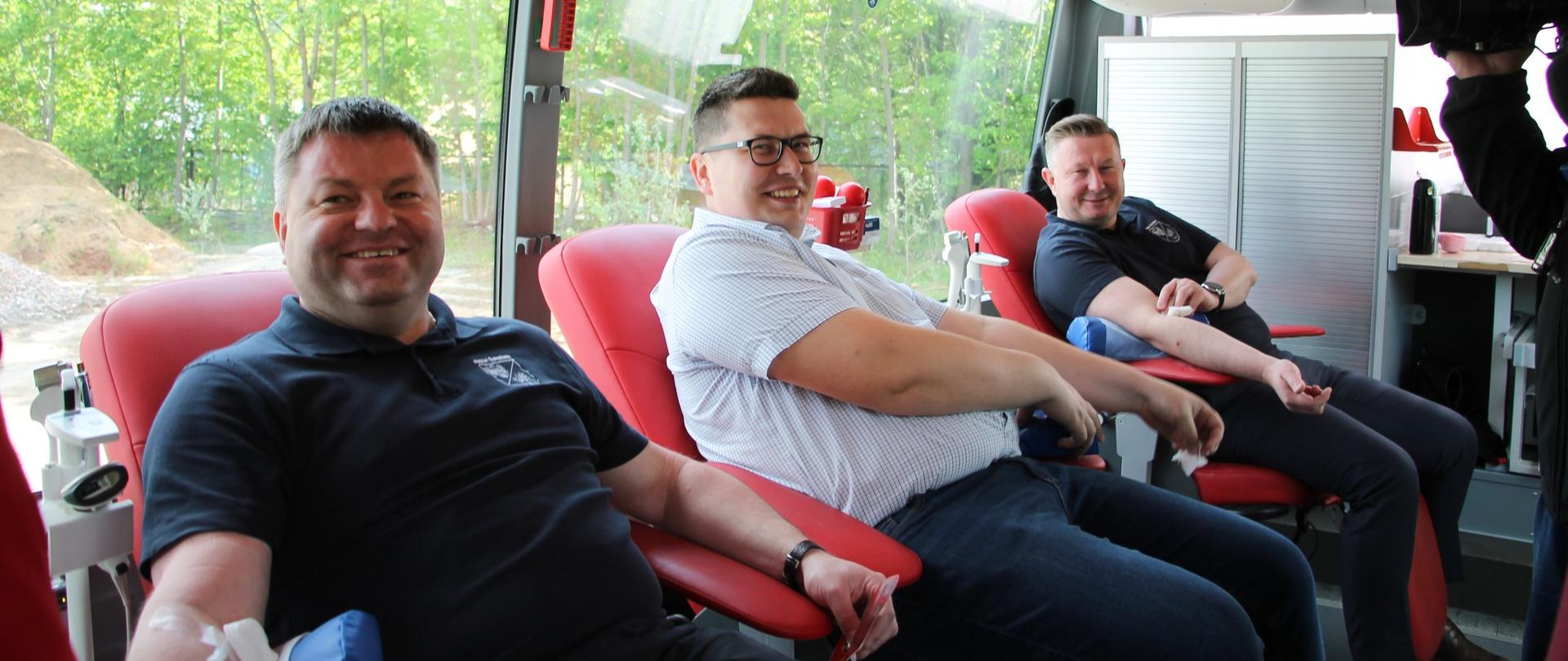 Krew oddaje starosta wraz z pracownikami starostwa