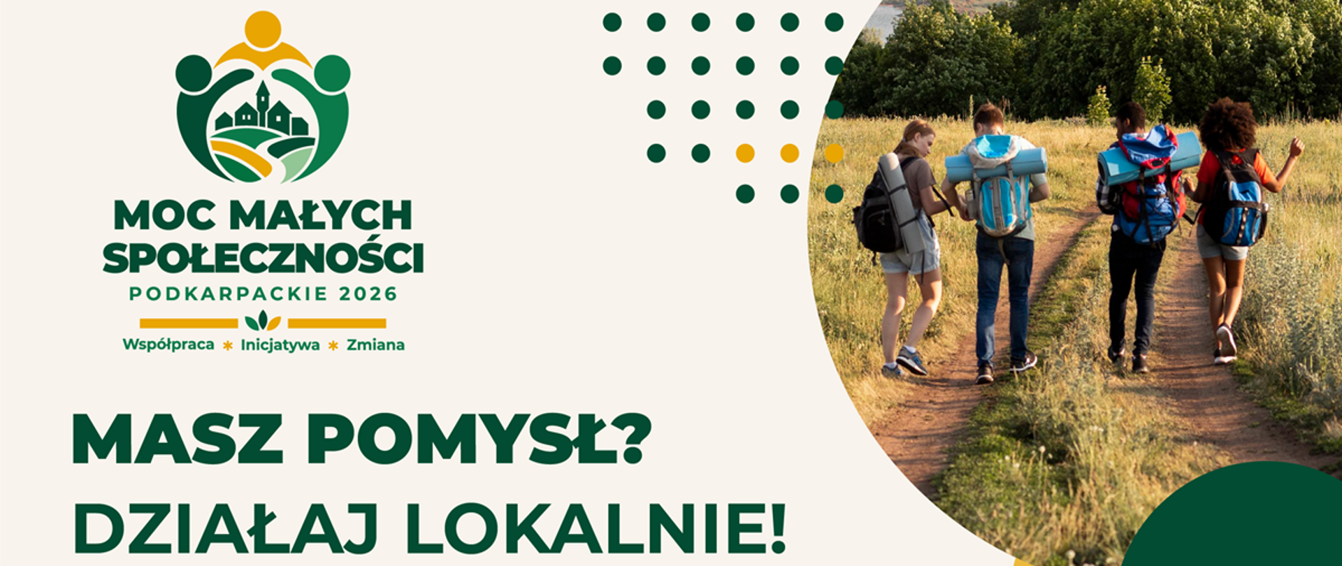 Plakat promujący program „Moc Małych Społeczności – Podkarpackie 2026”. Hasło: „Masz pomysł? Działaj lokalnie!”. Plakat zachęca do zdobycia do 10 000 zł na inicjatywę wzmacniającą lokalną społeczność. Wskazane przykładowe działania to integracja mieszkańców, wolontariat i samopomoc, działania międzypokoleniowe, aktywność obywatelska oraz lokalne bezpieczeństwo. O dofinansowanie mogą ubiegać się małe i średnie organizacje pozarządowe oraz grupy nieformalne z województwa podkarpackiego. Na plakacie znajduje się kod QR prowadzący do strony mocpodkarpacia.pl oraz informacje o profilach programu w mediach społecznościowych. W górnej części widoczne jest zdjęcie grupy młodych osób z plecakami podczas pieszej wędrówki, a w dolnej części logotypy instytucji finansujących i operatorów programu.