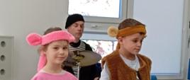 Trwa spektakl - dzieci oglądają, biorą w nim aktywny udział