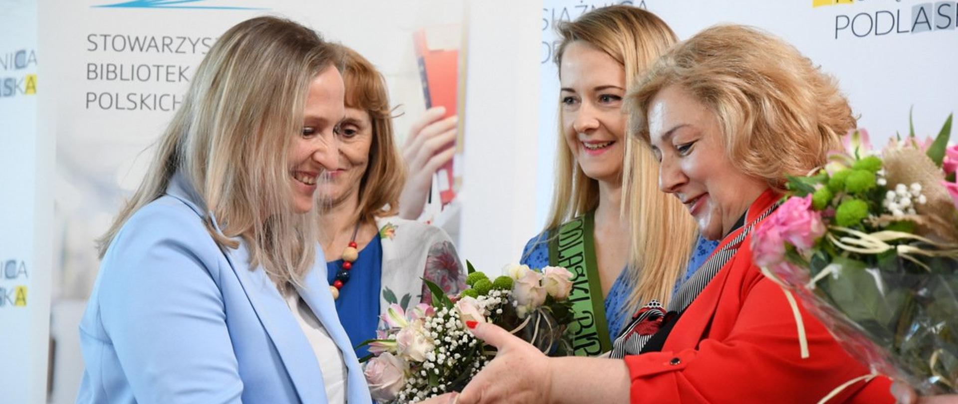 wręczenie nagrody wyróżnionej Katarzynie Pietryńczak