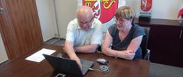 Burmistrz Miasta i Gminy Budzyń oraz Skarbnik Miasta i Gminy Budzyń podpisują elektronicznie umowę na dostawę laptopów w ramach grantów PPGR