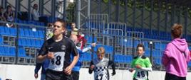 Bieg na 200 m - uczestnicy pokonują bieżnię