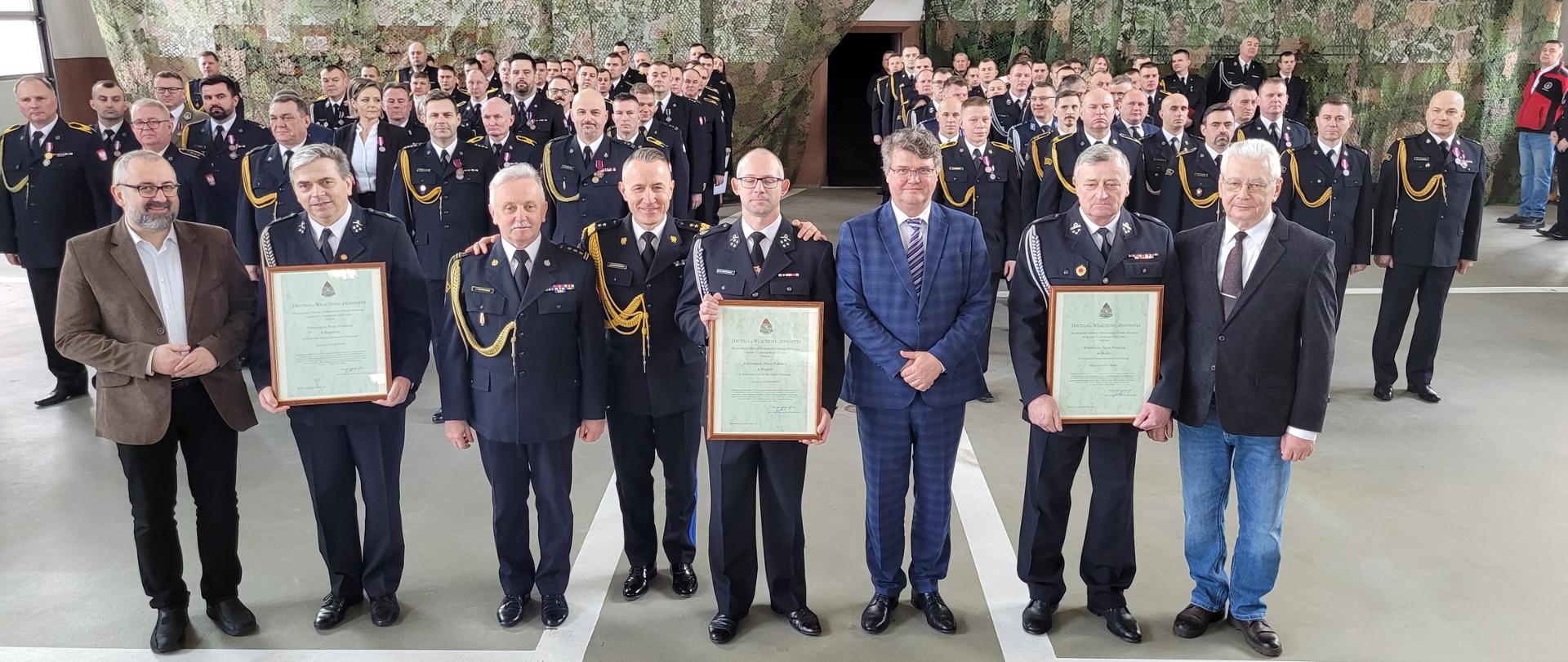 Na zdjęciu Minister, Starosta Przasnyski oraz strażacy.