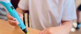Uczeń klasy 1 rysuje długopisem 3D zakupionym w ramach programu Laboratoria Przyszłości