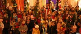 Zdjęcie grupowe wykonane w kościele w Rabie Wyżnej przedstawiające dzieci trzymające palmy wielkanocne