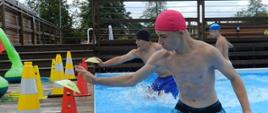 Młodzież w trakcie rywalizacji w wodzie