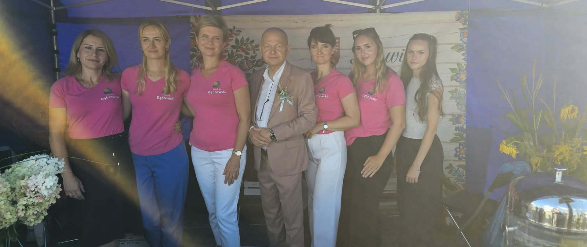 Starosta Dąbrowski wraz z pracownikami Starostwa Powiatowego w Dąbrowie Tarnowskiej