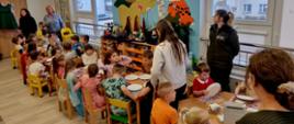 Przedszkolaki w trakcie warsztatów robienia kul dla ptaków 
