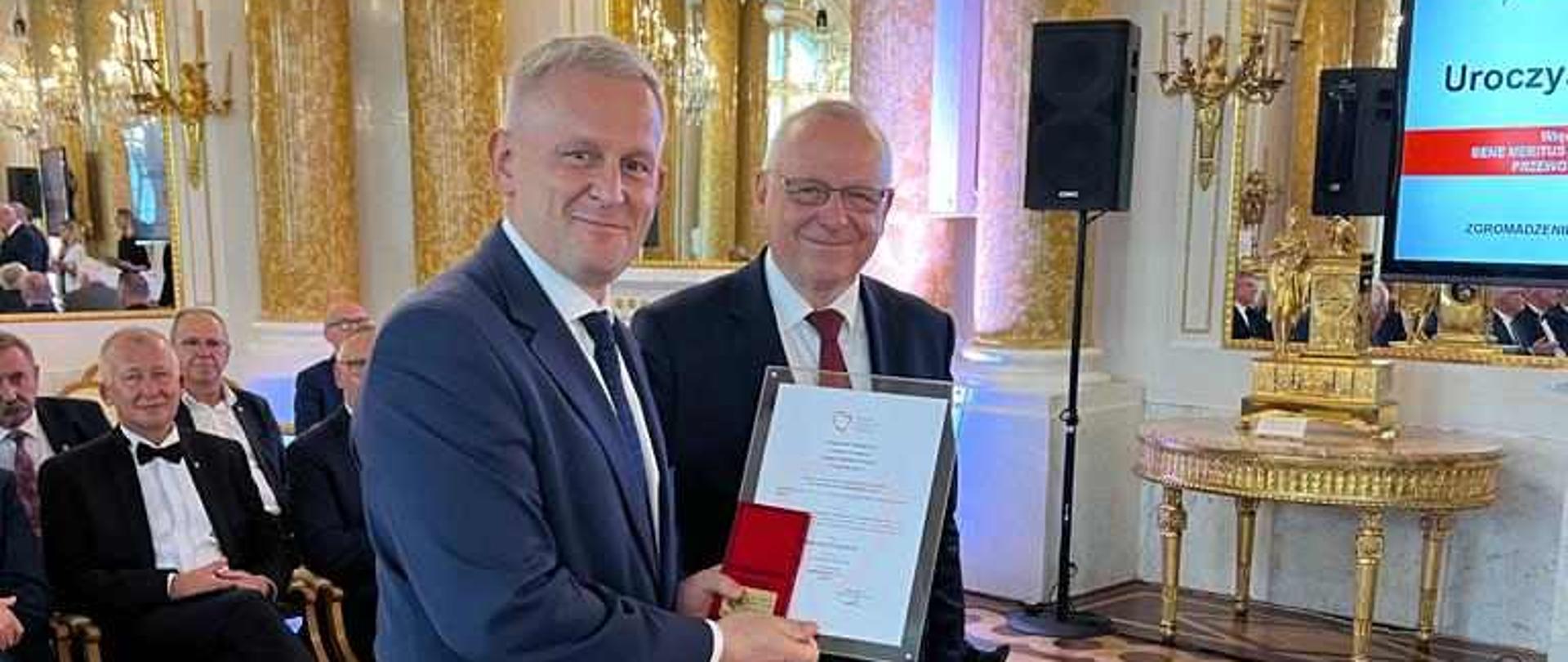 Kamil Ciupak - Starosta Polkowicki odbiera odznaczenie 