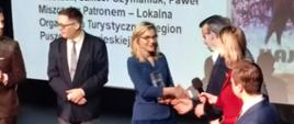 Katarzyna Miszczuk - członkini grupy nieformalnej "Aktywni dla Puszczy" odbiera nagrodę