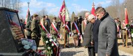 Delegacje składają kwiaty przy pomniku