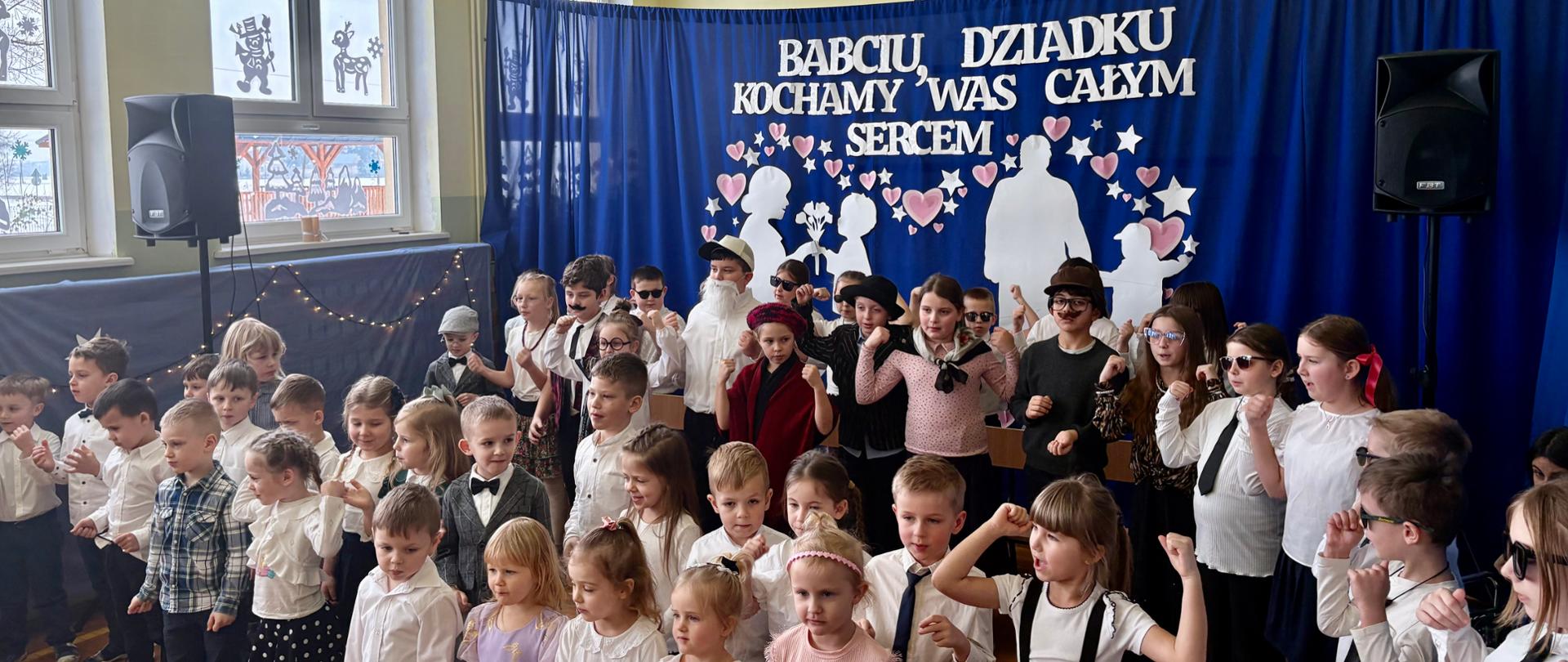 Uczniowie w czasie występu z okazji Dnia Babci i Dziadka