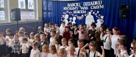 Uczniowie w czasie występu z okazji Dnia Babci i Dziadka