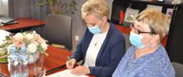 Podpisanie umowy - przedstawiciele Gminy Wójt Apolonia Stasiuk i z-ca Skarbnika Małgorzata Krzymowska