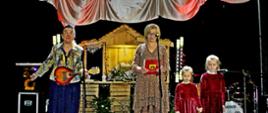 Grażyna Ługowska z wnuczkami (Melanią i Matyldą) oraz Antonina Mąka (akompaniament mandoliny)