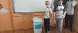 Uczeń wrzuca swój głos do urny