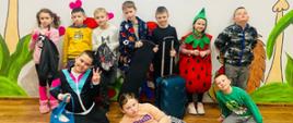 Uczniowie przynieśli podręczniki i przybory szkolne w nietypowych pojemnikach zamiast w plecakach, na przykład w walizce lub futerale na deskorolkę, jedna uczennica przebrana jest za truskawkę