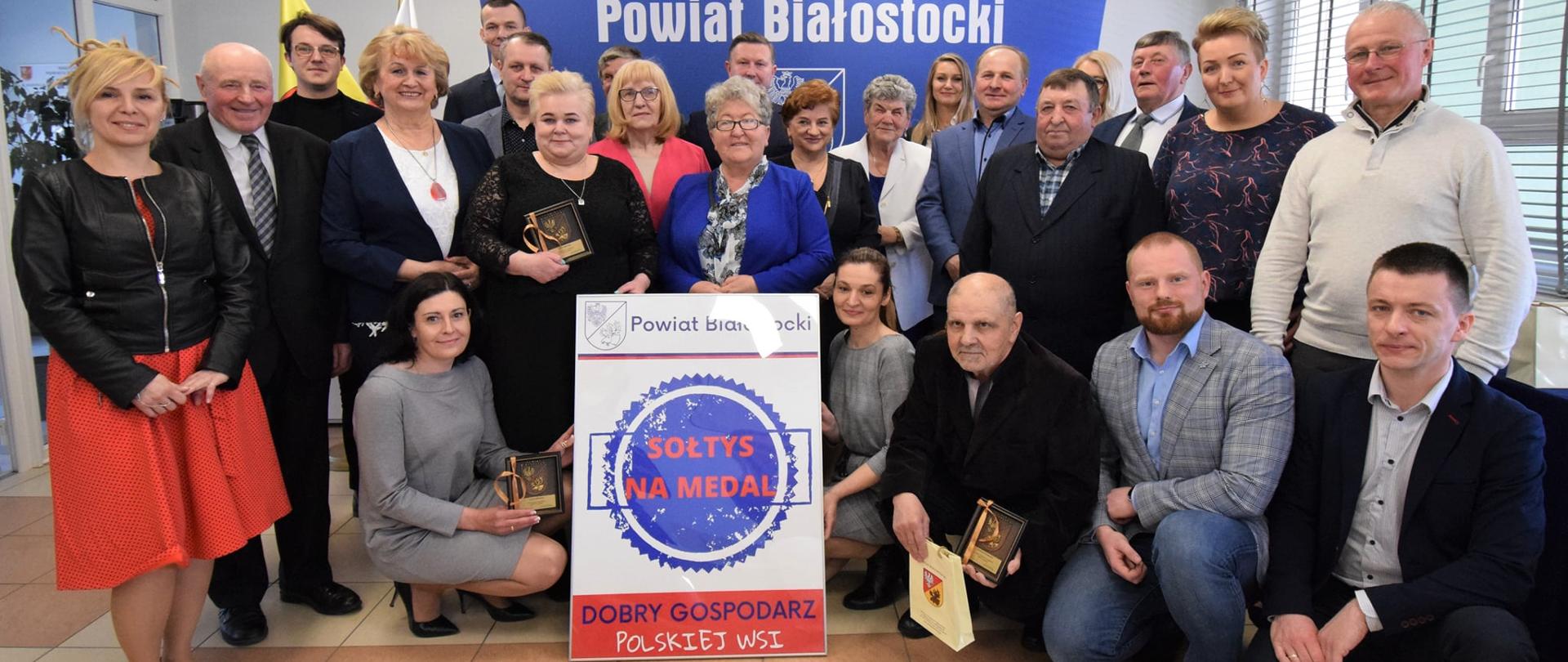 Zdjęcie grupowe Starosty z laureatami